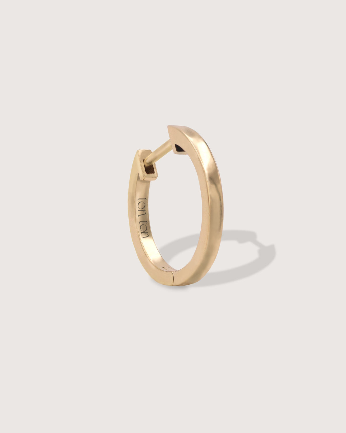 The Hoop earring in recycled solid 14K gold, TON TON's essential hoop with a secure click closure.