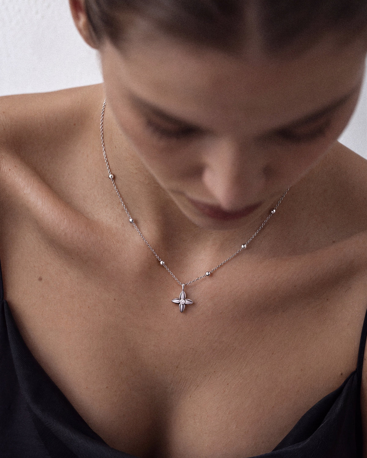 The Flora Necklace White Gold